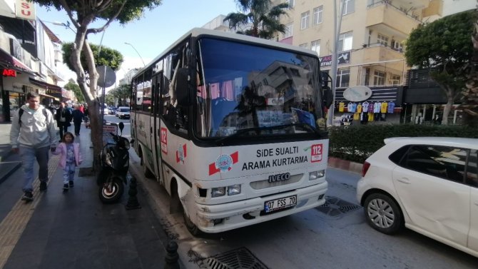 Deprem Bölgesine Giden Minibüs İle Otomobil Çarpıştı