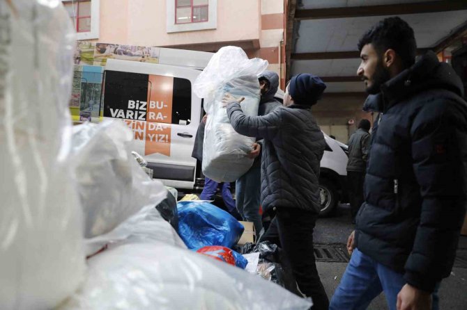 Esenler Depremzedeler İçin Dayanışma Örneği Gösterdi