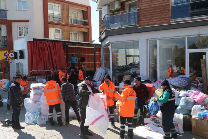 Efeler El Ele Verdi, 8 Tır Yardım Malzemesi Toplandı