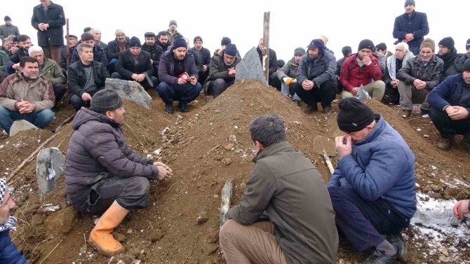 Depremde Hayatını Kaybeden Anne Ve 2 Çocuğu Gözyaşları Arasında Toprağa Verildi