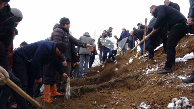 Depremde Hayatını Kaybeden Anne Ve 2 Çocuğu Gözyaşları Arasında Toprağa Verildi
