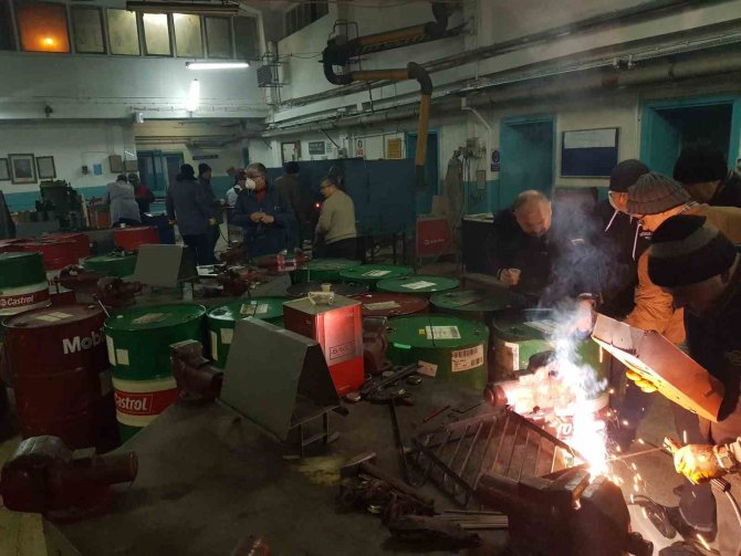 Öğretmenler Depremzedeler İçin Soba Üretiyor