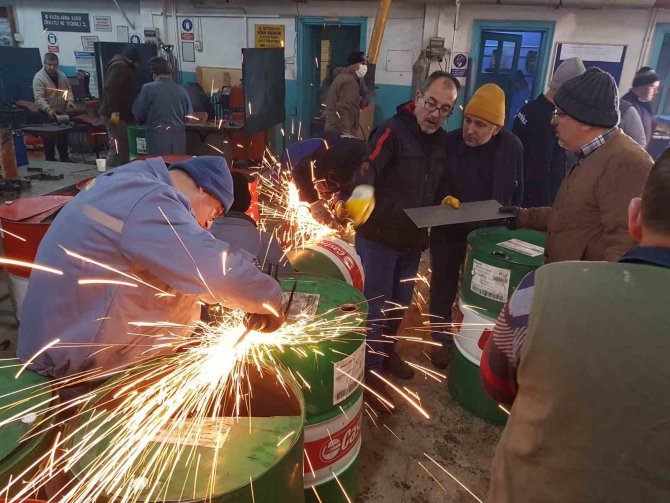Öğretmenler Depremzedeler İçin Soba Üretiyor