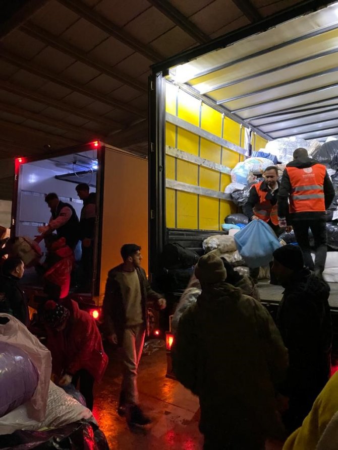 Başiskele’den Yola Çıkan 6 Yardım Tırı Kahramanmaraş’a Ulaştı