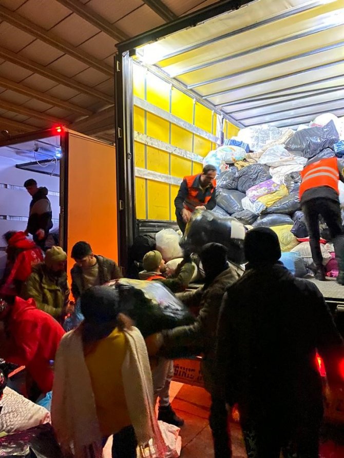 Başiskele’den Yola Çıkan 6 Yardım Tırı Kahramanmaraş’a Ulaştı