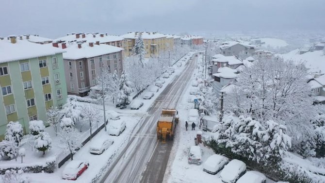 Başiskele’de Karla Mücadele Devam Ediyor