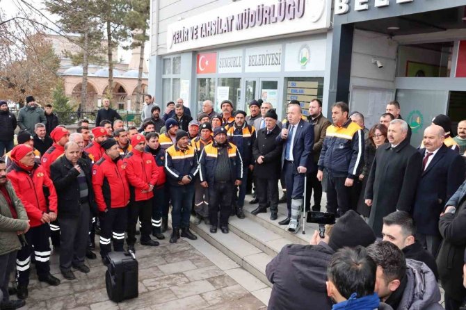 Deprem Bölgesine 5 Tır Yardım Malzemesi İle 10 Kişilik Aşevi Gönderildi