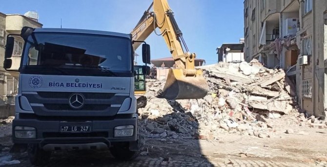 Biga Belediyesi’nin Personel Ve İş Makineleri Deprem Bölgesinde