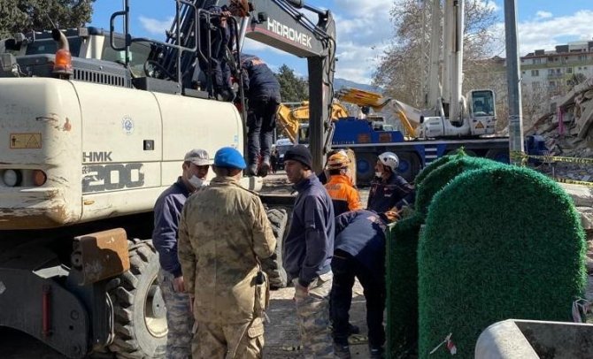 Biga Belediyesi’nin Personel Ve İş Makineleri Deprem Bölgesinde