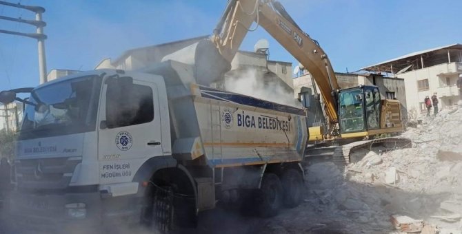 Biga Belediyesi’nin Personel Ve İş Makineleri Deprem Bölgesinde