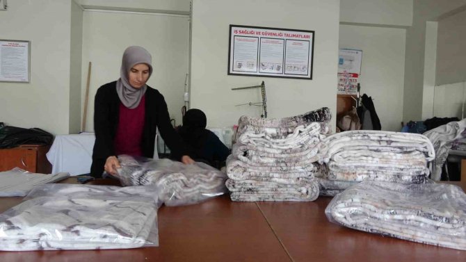 Bingöl’de Depremzedeler İçin Battaniye Üretimi Başladı