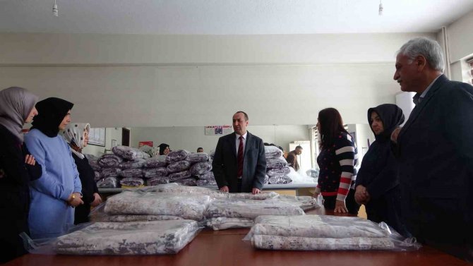 Bingöl’de Depremzedeler İçin Battaniye Üretimi Başladı