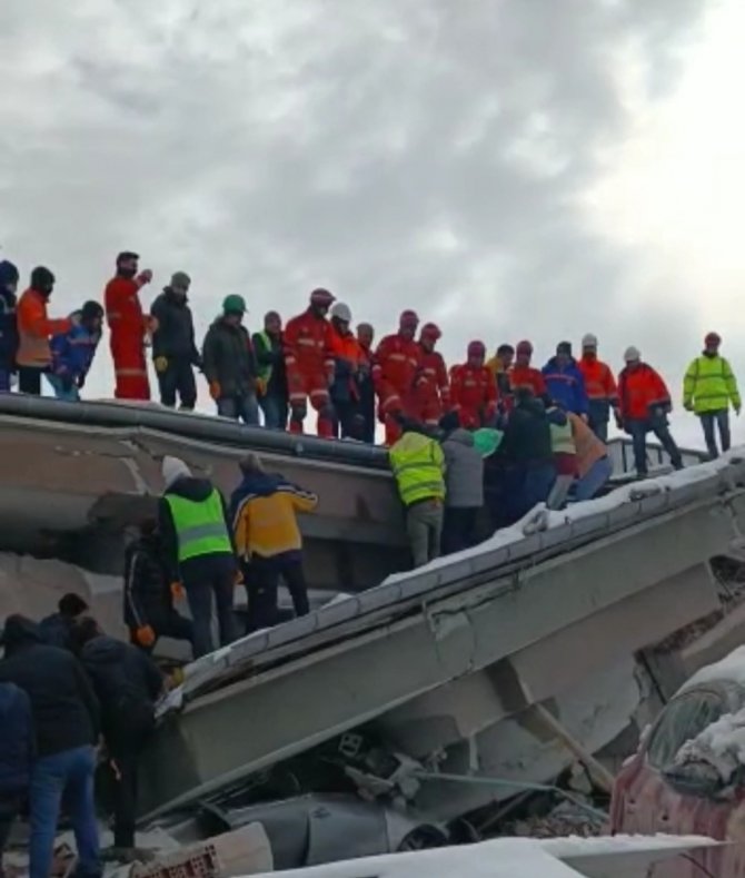 Van Büyükşehir Belediyesi Ekipleri 59 Saat Sonra Enkazdan Bir Yaralı Daha Kurtardı