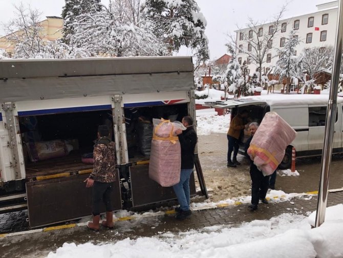 Vatandaşlar, El Birliğiyle Diktikleri Battaniyeleri Deprem Bölgesine Gönderdi