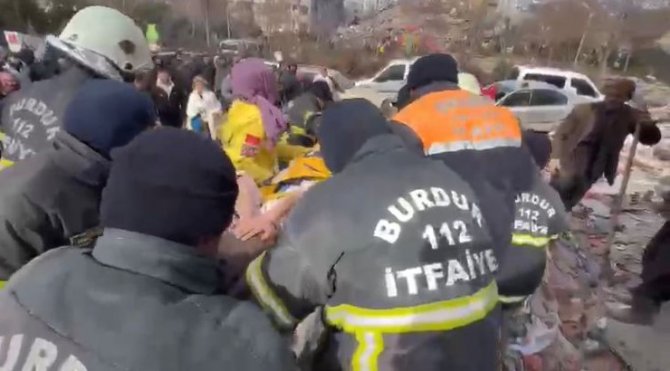 Enkaz Altındaki Elif İle İtfaiye Çavuşunun Duygu Dolu Konuşması