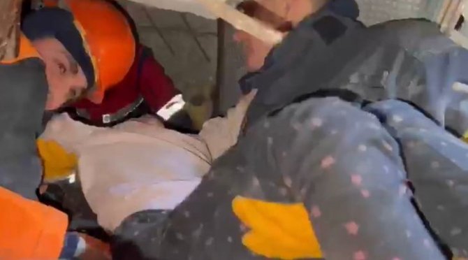 Enkaz Altındaki Elif İle İtfaiye Çavuşunun Duygu Dolu Konuşması