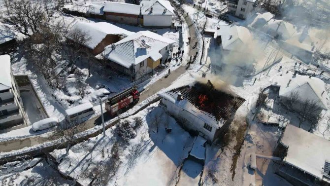 Burdur’da Müstakil Ev Çıkan Yangında Kül Oldu