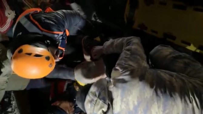 44 Saat Enkaz Altında Kalan Yaşlı Kadın Kurtarıldı