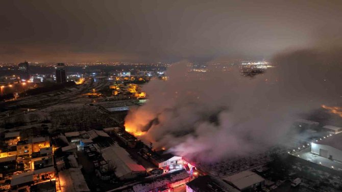 Bursa’da Mobilya Fabrikası Alev Alev Yandı