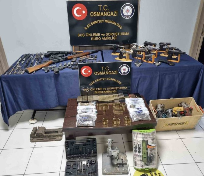 Bursa’da Polis Ekiplerince Baskın Atılan Ev Silah Atölyesi Çıktı