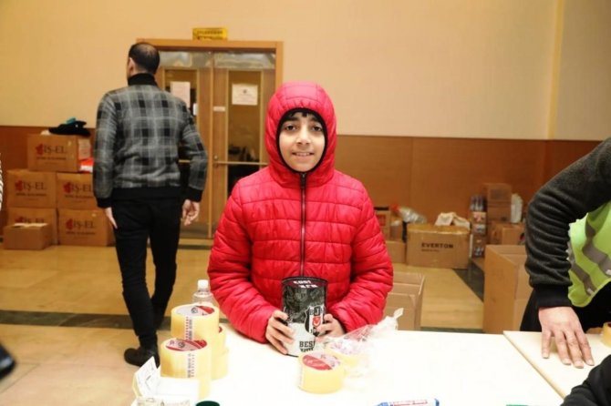 Ülkeyi Yasa Boğan Depremde Miniklerden Duygulandıran Hareket