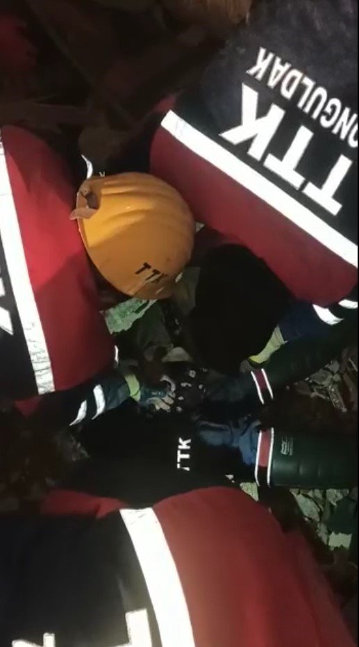 Madencinin Enkaz Altındaki Küçük Kızla Duygulandıran Diyaloğu
