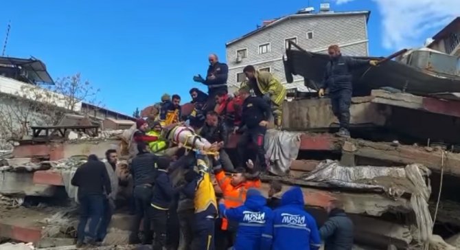 Ezine Belediyesi Arama Kurtarma Ekipleri, İki Vatandaşı Göçük Altından Sağ Olarak Kurtardı