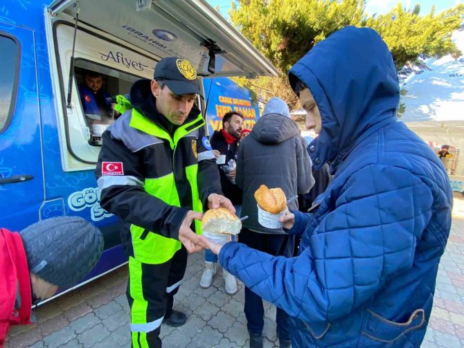 Canik Belediyesi Ekipleri Enkazdan 36 Saat Sonra Bir Can Kurtardı