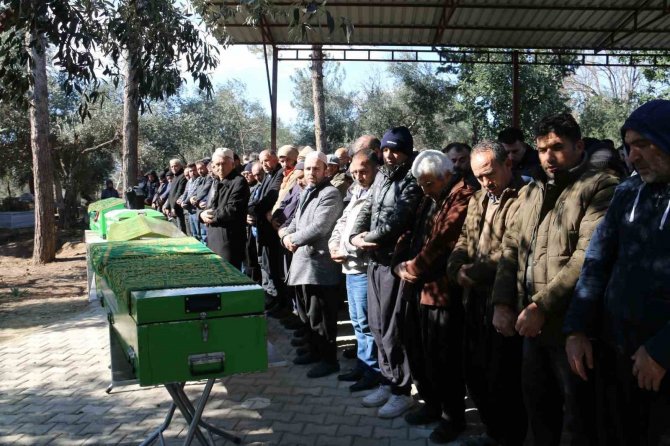 Enkazdan Birbirlerine Sarılmış Halde Çıkarılan Sarıkaya Ailesi Gözyaşlarıyla Uğurlandı