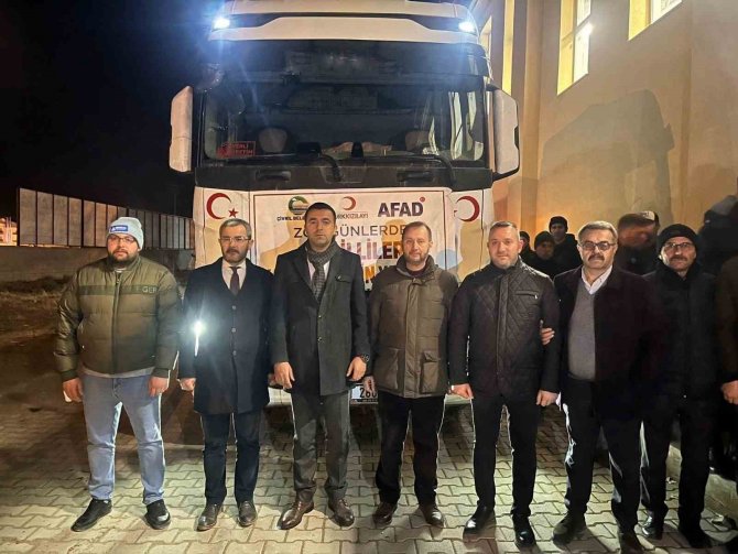 Çivril, Deprem Bölgesine 8 Tır Yardım Gönderdi
