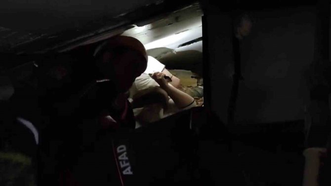Denizli Afad, Enkazın Altındaki Kadını Kurtardı