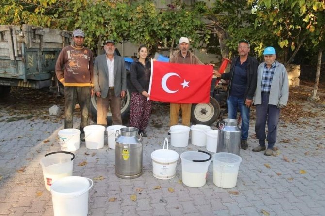 Çiftçilerden Afetzedelere Süt Bağışı