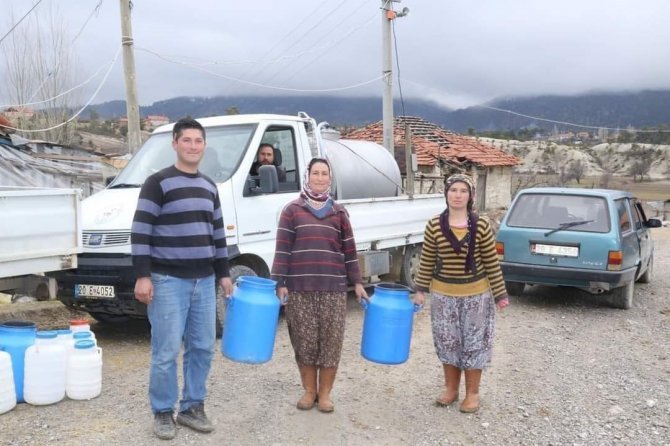 Çiftçilerden Afetzedelere Süt Bağışı