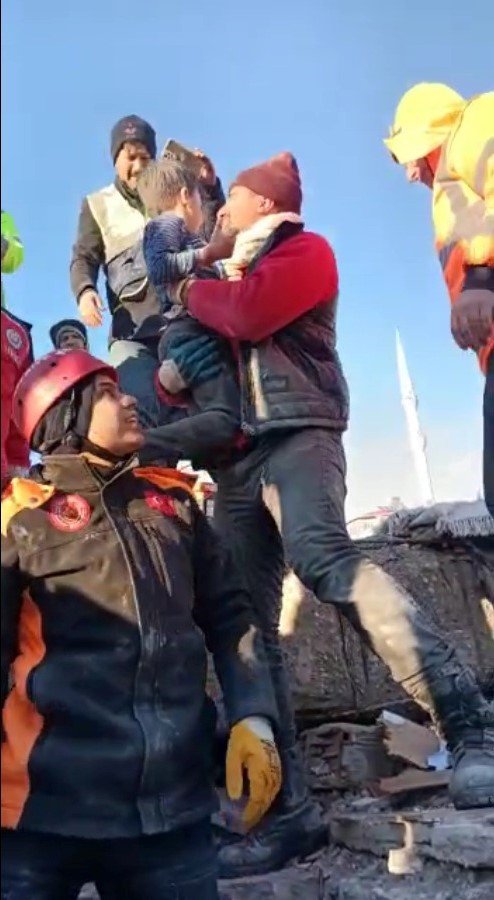 Kayseri İ̇tfaiyesi Deprem Bölgesinde Hayat Kurtarıyor