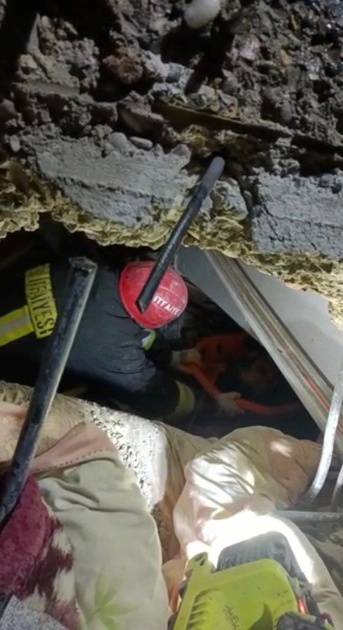 Kayseri İ̇tfaiyesi Deprem Bölgesinde Hayat Kurtarıyor