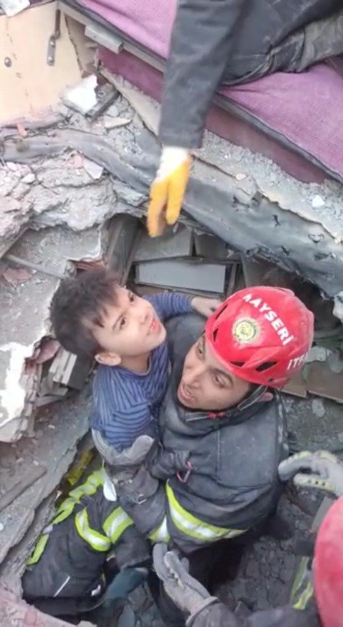 Kayseri İ̇tfaiyesi Deprem Bölgesinde Hayat Kurtarıyor