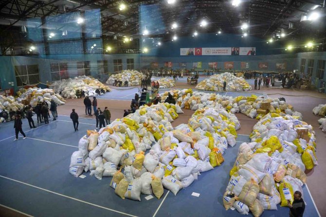 Trabzon Deprem Bölgesine Gece Gündüz Yardım Gönderiyor