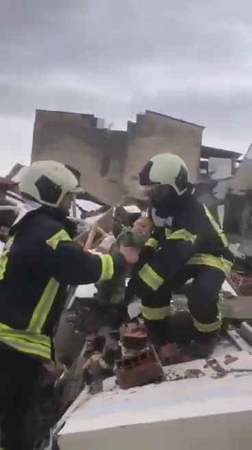 Hava Limanı Personeli Enkazda Ağlayan Minik Bebeğe Canlı Olarak Ulaştı