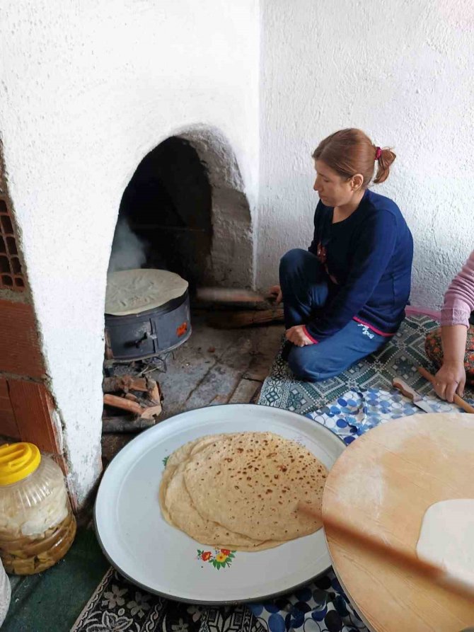 Ev Hanımlarından Depremzedelere İmece Usulü Yardım Eli