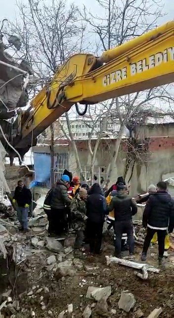 Baba Ve Oğlu 54 Saat Sonra Enkazdan Çıkarıldı