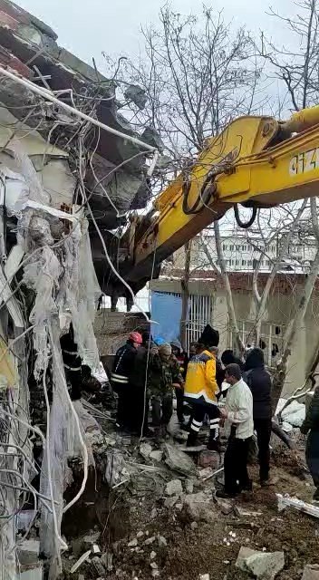 Baba Ve Oğlu 54 Saat Sonra Enkazdan Çıkarıldı