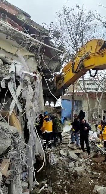 Baba Ve Oğlu 54 Saat Sonra Enkazdan Çıkarıldı