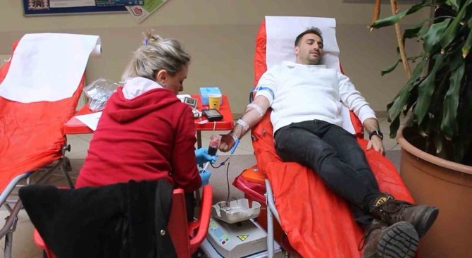 Depremzedeler İçin İğne Korkusunu Yendi, İlk Kez Kan Bağışında Bulundu