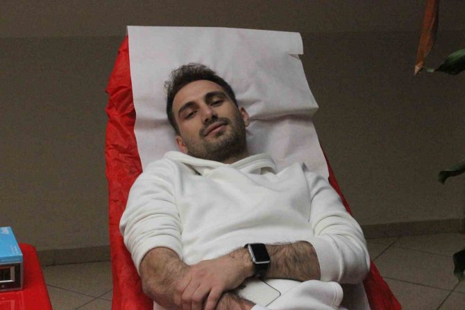 Depremzedeler İçin İğne Korkusunu Yendi, İlk Kez Kan Bağışında Bulundu