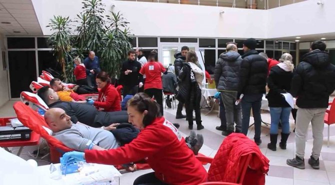Depremzedeler İçin İğne Korkusunu Yendi, İlk Kez Kan Bağışında Bulundu