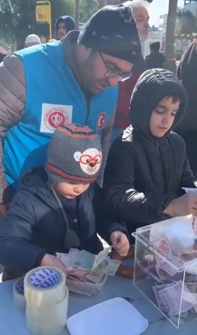 Didimli Minik Yürekler, Harçlıklarını Depremzedelere Bağışladı