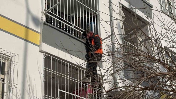 3 Gündür Ağır Hasarlı Binada Mahsur Kalmıştı, Görevliler Kurtardı