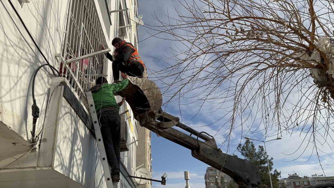 3 Gündür Ağır Hasarlı Binada Mahsur Kalmıştı, Görevliler Kurtardı