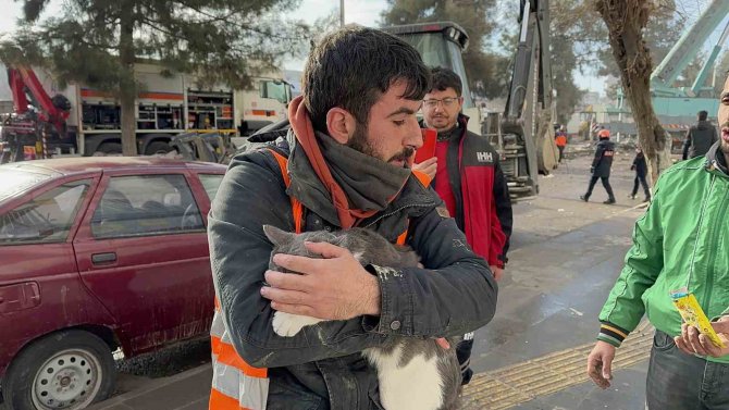 3 Gündür Ağır Hasarlı Binada Mahsur Kalmıştı, Görevliler Kurtardı