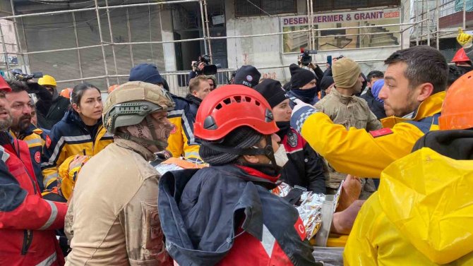 Diyarbakır’da Enkaz Altında Kalan Kadın 56 Saat Sonra Kurtarıldı